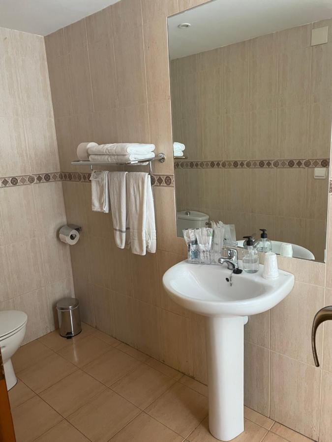 אלצ'ה Hostal Maria מראה חיצוני תמונה A typical bathroom in a hotel