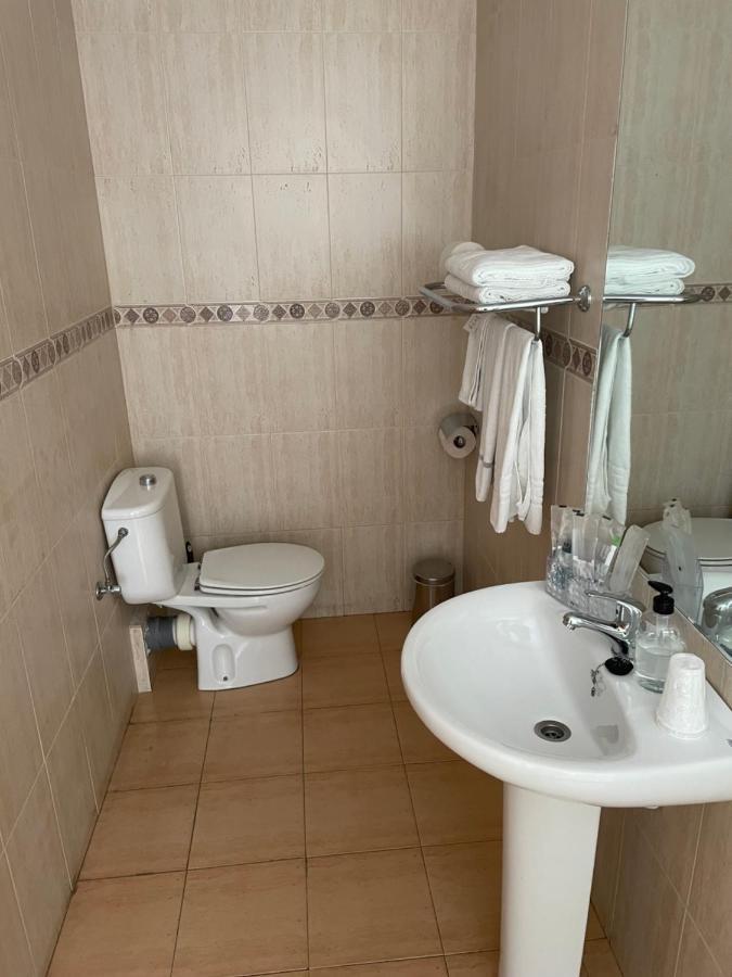 אלצ'ה Hostal Maria מראה חיצוני תמונה Bathroom in a hotel