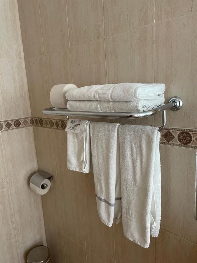 אלצ'ה Hostal Maria מראה חיצוני תמונה A towel rack with a shelf