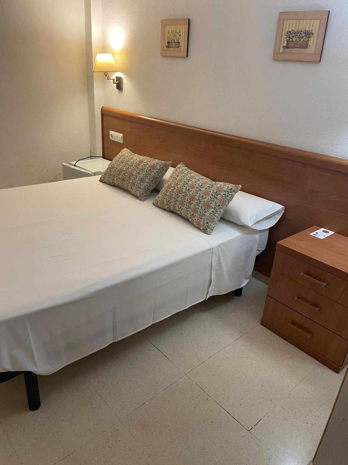 אלצ'ה Hostal Maria מראה חיצוני תמונה A bed with a mattress
