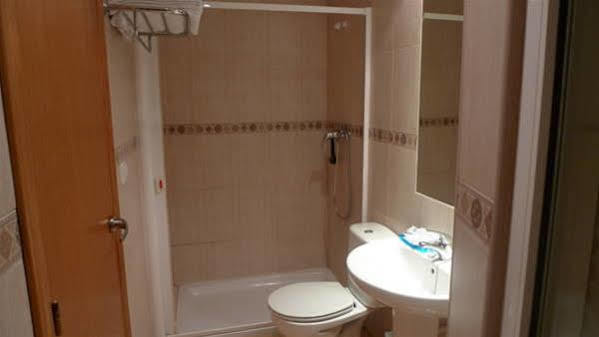 אלצ'ה Hostal Maria מראה חיצוני תמונה A shower cubicle